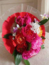 Bouquet di carta fucsia e rosso — immagine indossata o ambientata