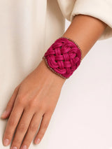 Bracciale intrecciato fucsia — immagine indossata o ambientata