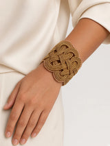 Bracciale intrecciato color oro — immagine indossata o ambientata