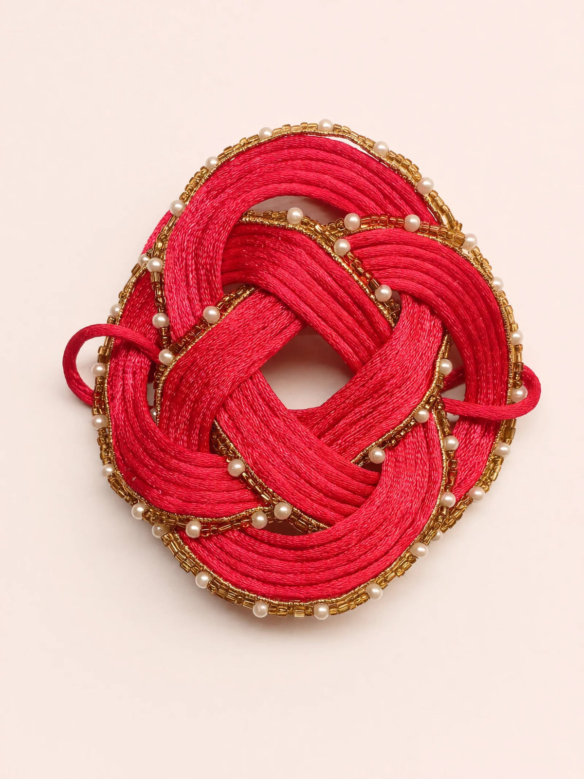 Bracciale con nodo rosso e dettagli perlati — vista prodotto