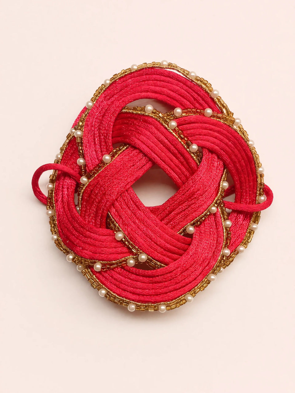 Bracciale con nodo rosso e dettagli perlati