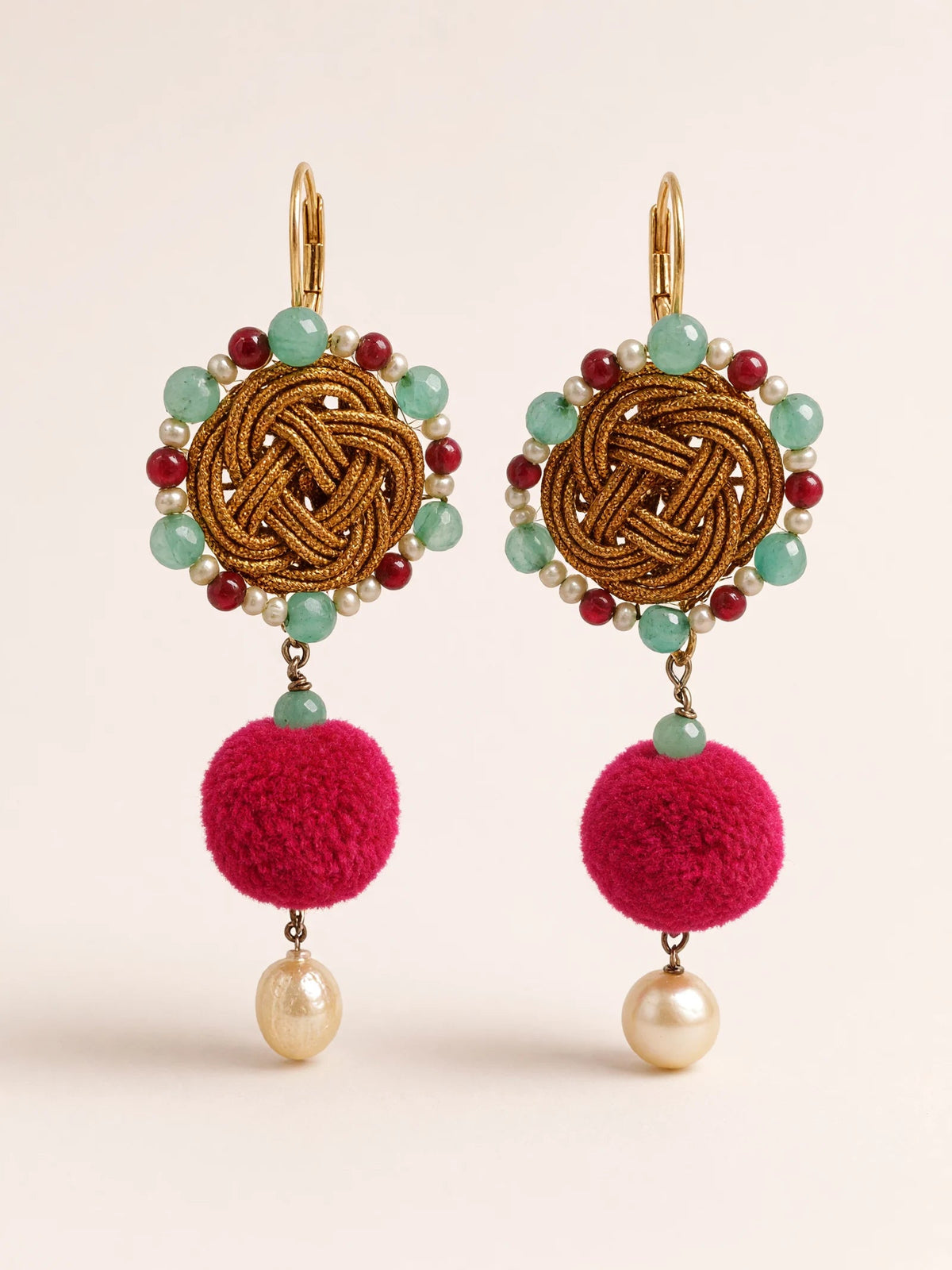 Orecchini con nodo color bronzo e pompon fucsia — vista prodotto