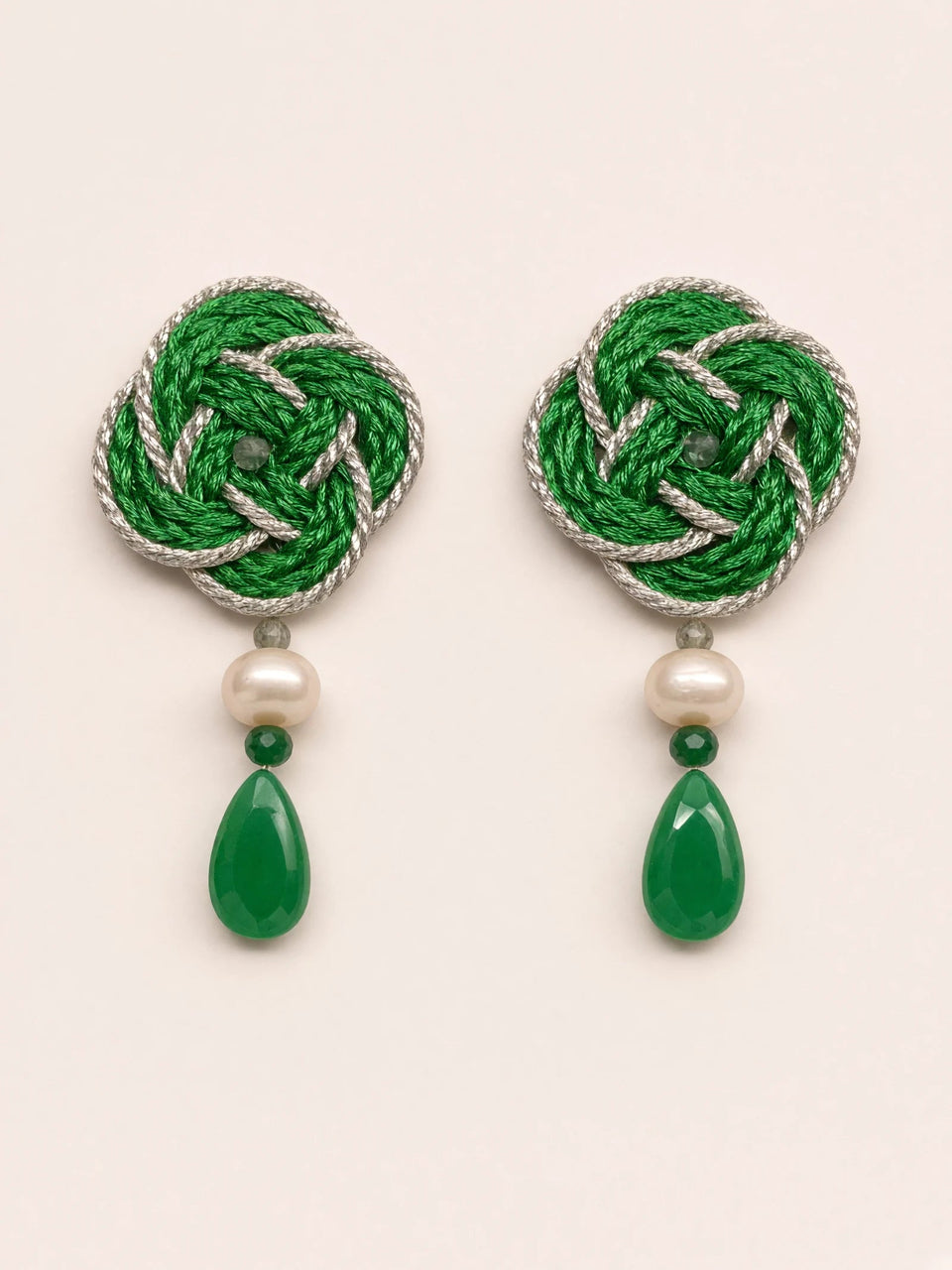 Orecchini con nodo verde e goccia