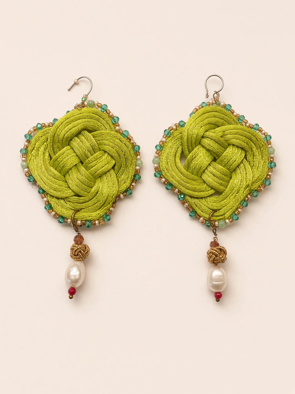 Orecchini con nodo verde lime e dettaglio perlato